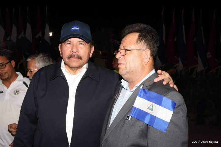 Presidente Daniel recibe de la selección nicaragüense de fútbol la Antorcha de la Independencia y la Unidad Centroamericana