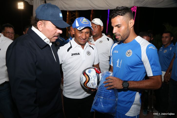 Presidente Daniel recibe de la selección nicaragüense de fútbol la Antorcha de la Independencia y la Unidad Centroamericana