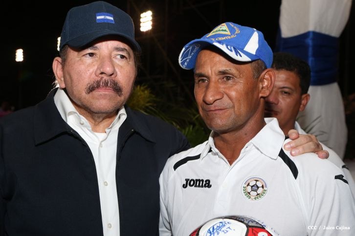 Presidente Daniel recibe de la selección nicaragüense de fútbol la Antorcha de la Independencia y la Unidad Centroamericana