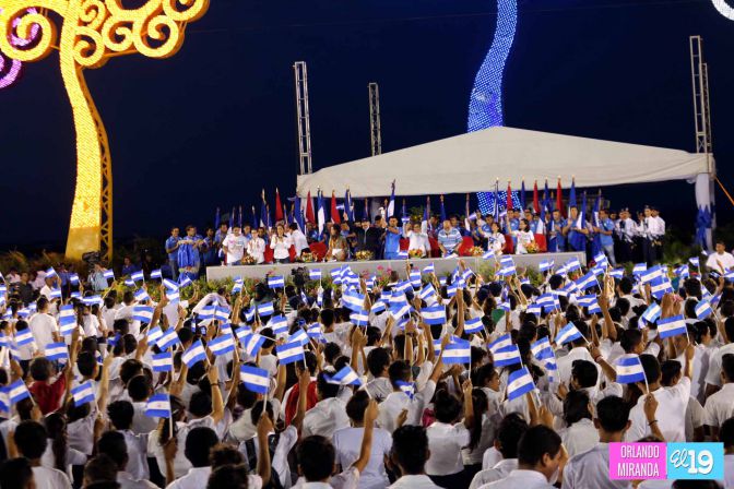 Presidente Daniel recibe de la selección nicaragüense de fútbol la Antorcha de la Independencia y la Unidad Centroamericana
