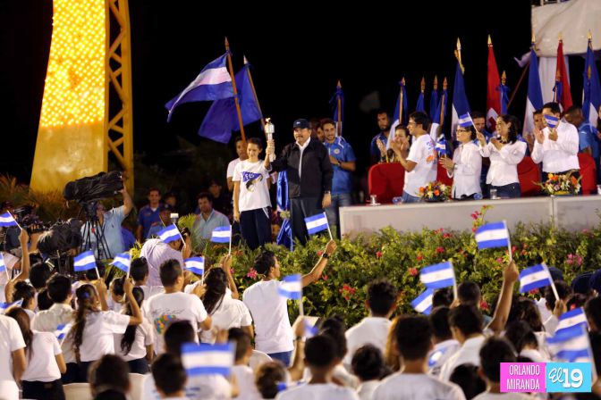 Presidente Daniel recibe de la selección nicaragüense de fútbol la Antorcha de la Independencia y la Unidad Centroamericana