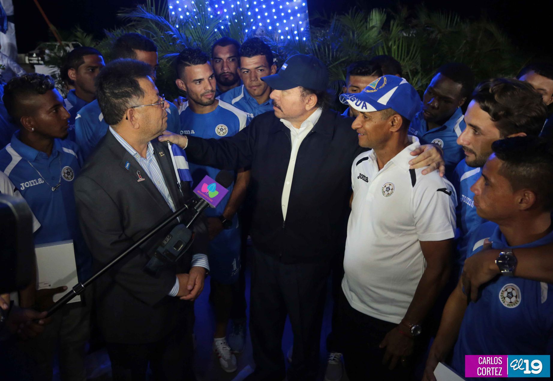 Presidente Daniel recibe de la selección nicaragüense de fútbol la Antorcha de la Independencia y la Unidad Centroamericana