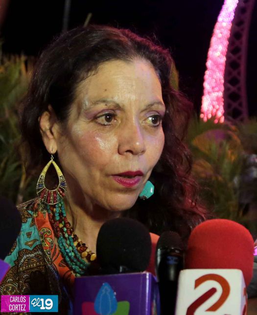 Presidente Daniel recibe de la selección nicaragüense de fútbol la Antorcha de la Independencia y la Unidad Centroamericana