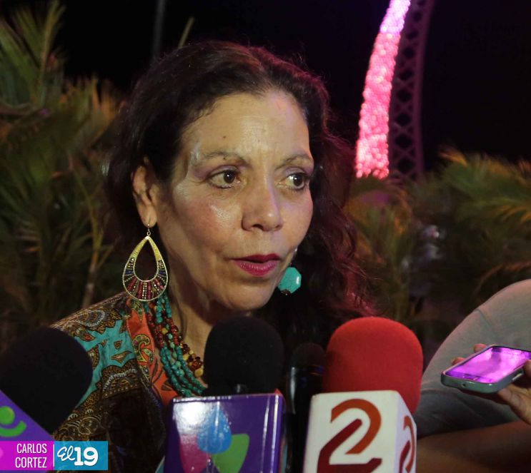 Presidente Daniel recibe de la selección nicaragüense de fútbol la Antorcha de la Independencia y la Unidad Centroamericana