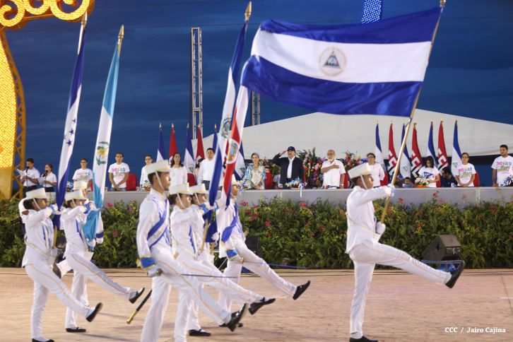 Presidente Daniel y Compañera Rosario participan del Desfile Patrio 2015