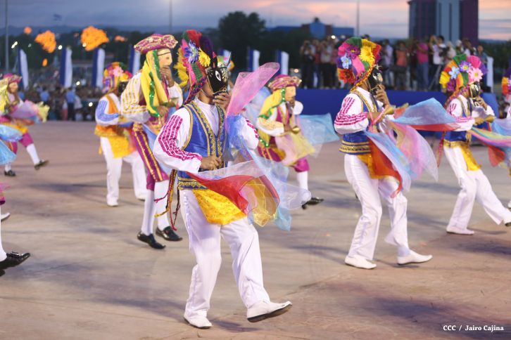 Presidente Daniel y Compañera Rosario participan del Desfile Patrio 2015