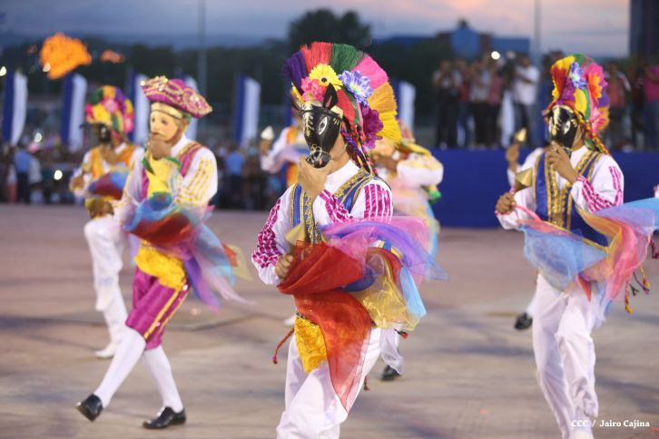 Presidente Daniel y Compañera Rosario participan del Desfile Patrio 2015