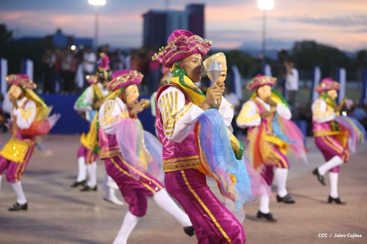 Presidente Daniel y Compañera Rosario participan del Desfile Patrio 2015