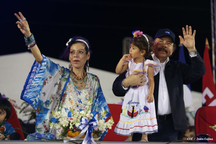 Presidente Daniel y Compañera Rosario participan del Desfile Patrio 2015