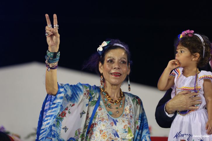 Presidente Daniel y Compañera Rosario participan del Desfile Patrio 2015