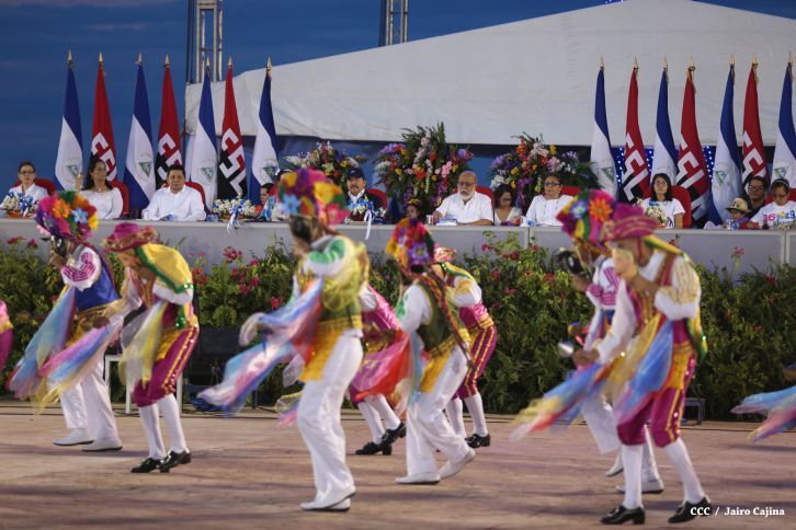 Presidente Daniel y Compañera Rosario participan del Desfile Patrio 2015