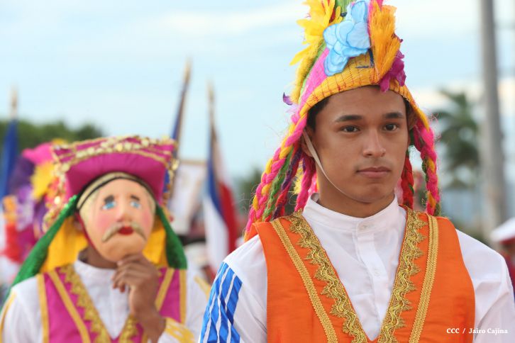 Presidente Daniel y Compañera Rosario participan del Desfile Patrio 2015