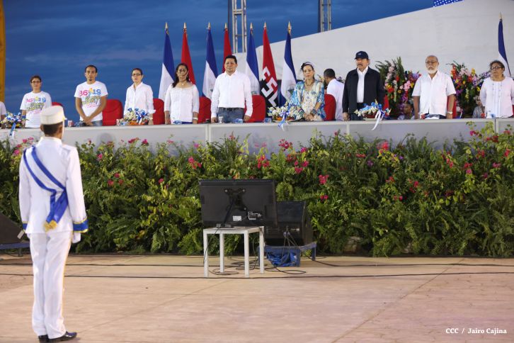 Presidente Daniel y Compañera Rosario participan del Desfile Patrio 2015