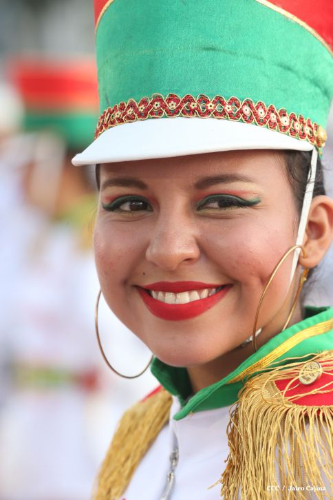 Presidente Daniel y Compañera Rosario participan del Desfile Patrio 2015