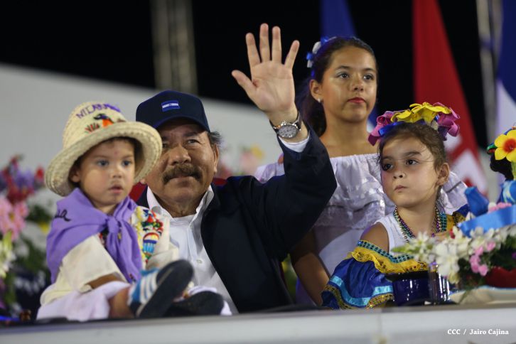 Presidente Daniel y Compañera Rosario participan del Desfile Patrio 2015