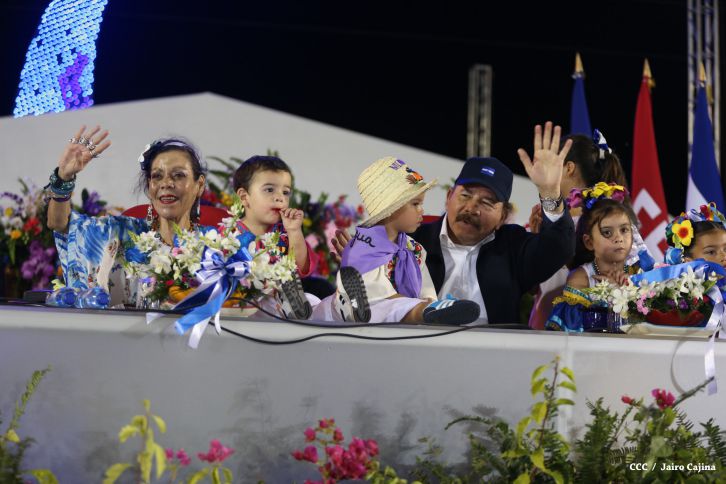 Presidente Daniel y Compañera Rosario participan del Desfile Patrio 2015