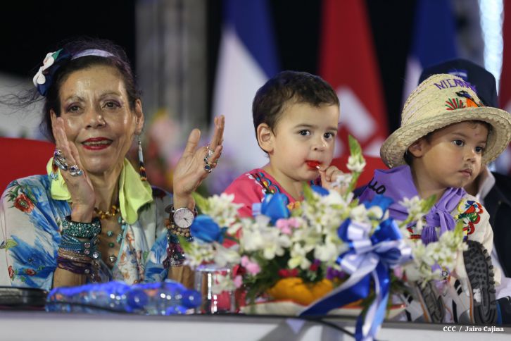 Presidente Daniel y Compañera Rosario participan del Desfile Patrio 2015