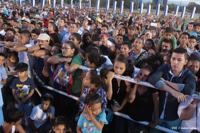 Presidente Daniel y Compañera Rosario participan del Desfile Patrio 2015