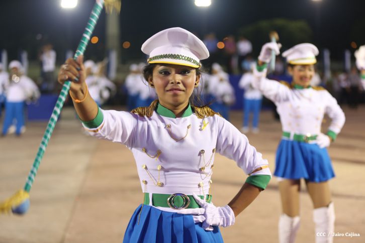 Presidente Daniel y Compañera Rosario participan del Desfile Patrio 2015