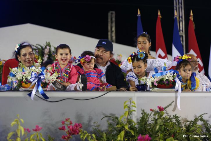 Presidente Daniel y Compañera Rosario participan del Desfile Patrio 2015