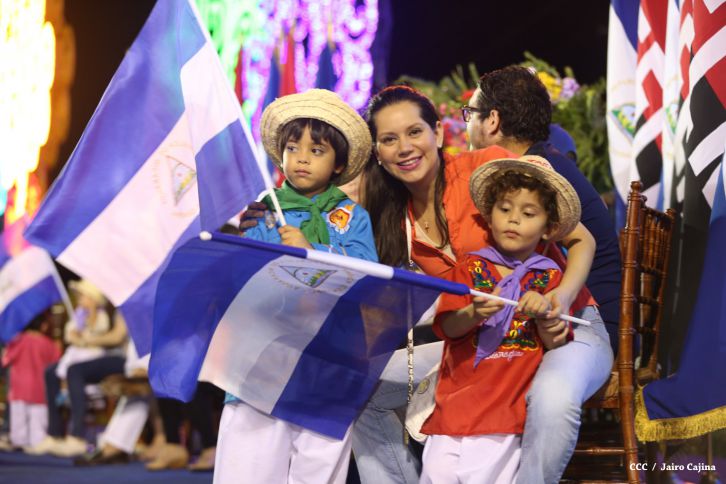 Presidente Daniel y Compañera Rosario participan del Desfile Patrio 2015