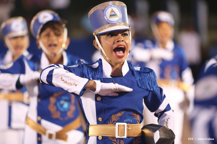 Presidente Daniel y Compañera Rosario participan del Desfile Patrio 2015