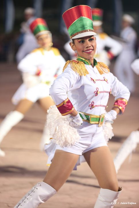 Presidente Daniel y Compañera Rosario participan del Desfile Patrio 2015