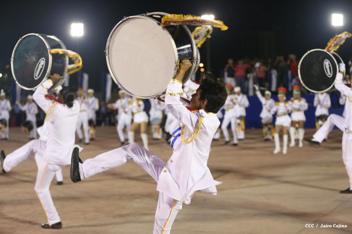Presidente Daniel y Compañera Rosario participan del Desfile Patrio 2015