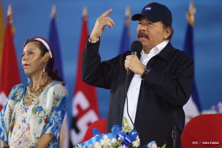 Presidente Daniel y Compañera Rosario participan del Desfile Patrio 2015