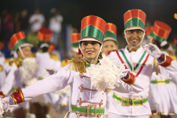 Presidente Daniel y Compañera Rosario participan del Desfile Patrio 2015