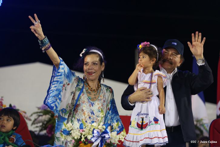 Presidente Daniel y Compañera Rosario participan del Desfile Patrio 2015