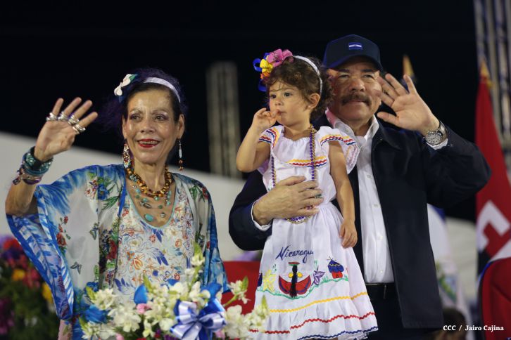 Presidente Daniel y Compañera Rosario participan del Desfile Patrio 2015