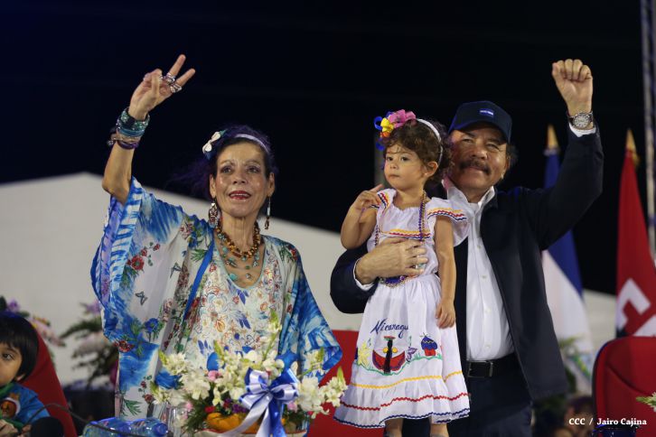 Presidente Daniel y Compañera Rosario participan del Desfile Patrio 2015