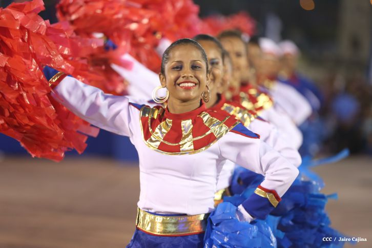 Presidente Daniel y Compañera Rosario participan del Desfile Patrio 2015