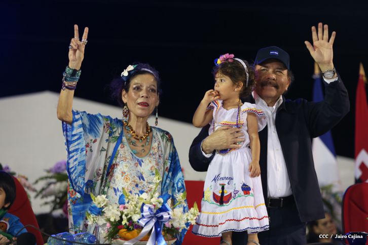 Presidente Daniel y Compañera Rosario participan del Desfile Patrio 2015