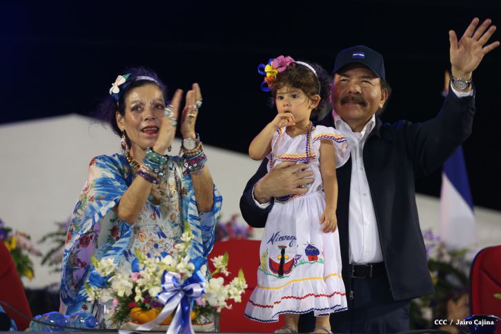 Presidente Daniel y Compañera Rosario participan del Desfile Patrio 2015
