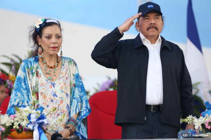 Presidente Daniel y Compañera Rosario participan del Desfile Patrio 2015