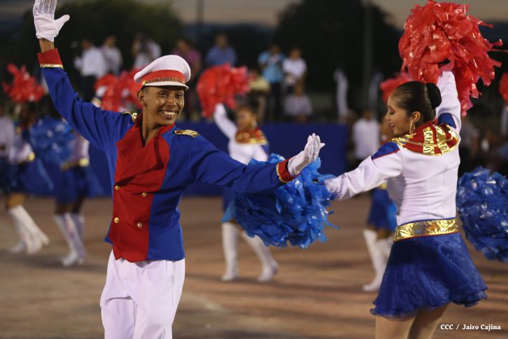 Presidente Daniel y Compañera Rosario participan del Desfile Patrio 2015
