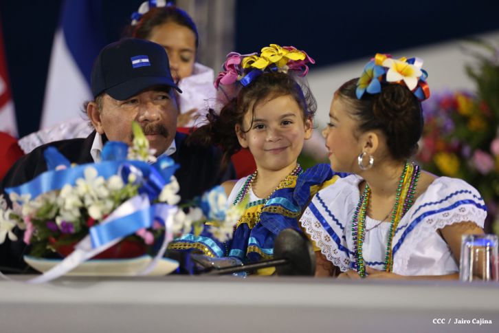 Presidente Daniel y Compañera Rosario participan del Desfile Patrio 2015