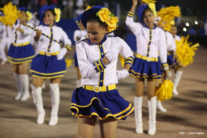 Presidente Daniel y Compañera Rosario participan del Desfile Patrio 2015