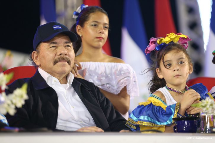 Presidente Daniel y Compañera Rosario participan del Desfile Patrio 2015