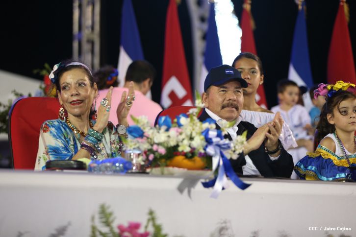 Presidente Daniel y Compañera Rosario participan del Desfile Patrio 2015