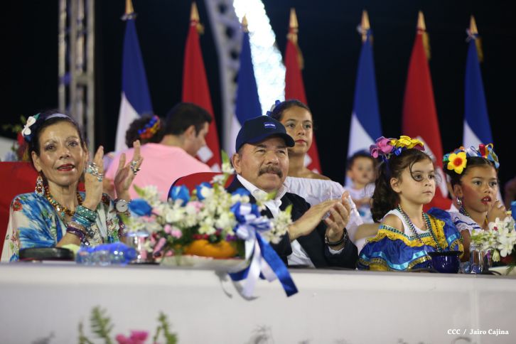 Presidente Daniel y Compañera Rosario participan del Desfile Patrio 2015