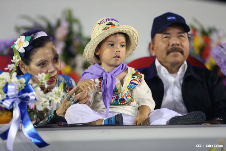 Presidente Daniel y Compañera Rosario participan del Desfile Patrio 2015