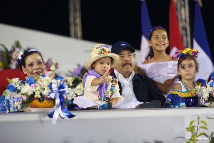 Presidente Daniel y Compañera Rosario participan del Desfile Patrio 2015