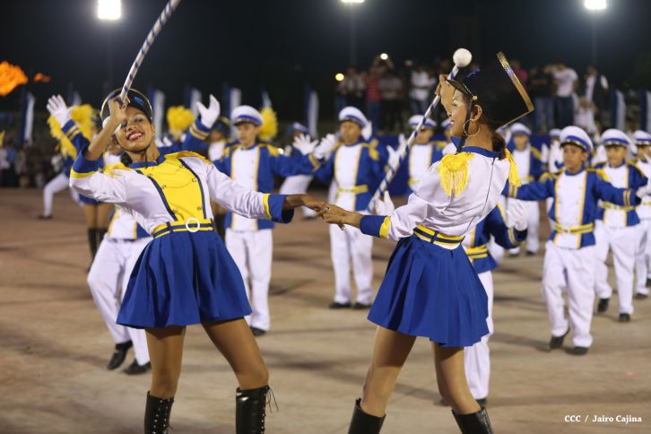 Presidente Daniel y Compañera Rosario participan del Desfile Patrio 2015