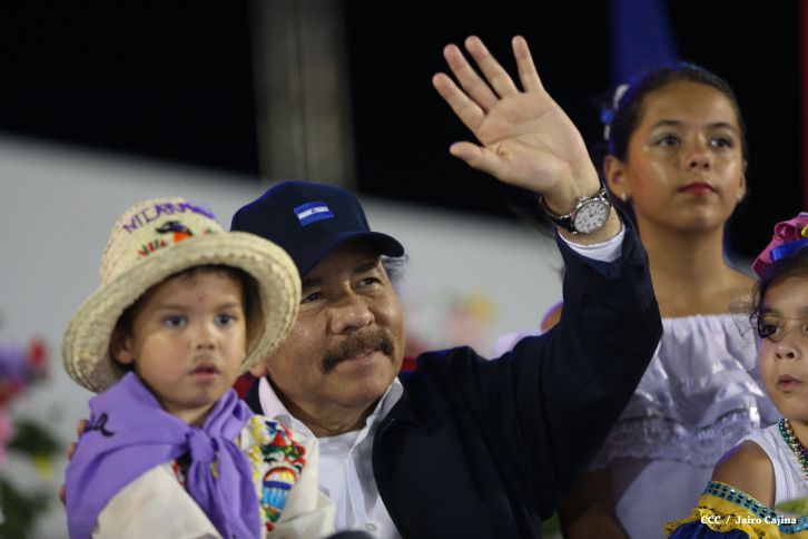 Presidente Daniel y Compañera Rosario participan del Desfile Patrio 2015