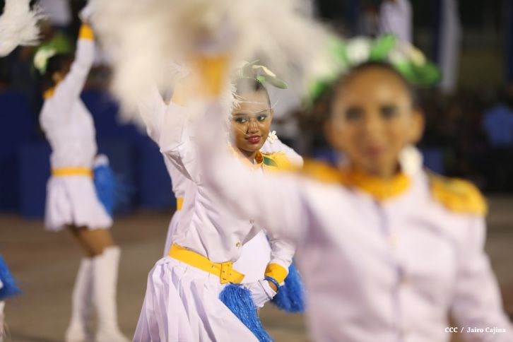 Presidente Daniel y Compañera Rosario participan del Desfile Patrio 2015