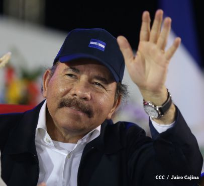 Presidente Daniel y Compañera Rosario participan del Desfile Patrio 2015