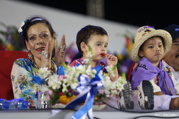 Presidente Daniel y Compañera Rosario participan del Desfile Patrio 2015